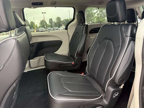 Used 2023 Chrysler Pacifica Limited FWD image 12