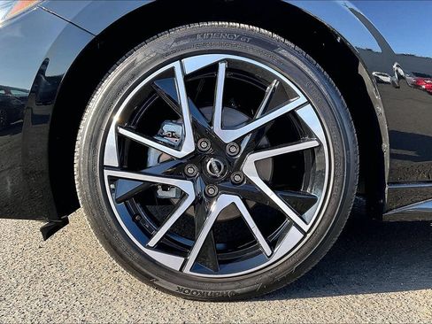 Used 2025 Nissan Sentra SR FWD image 9