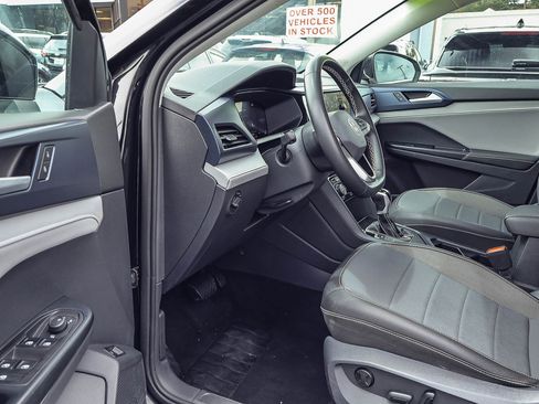 Used 2024 Volkswagen Taos SE FWD image 2