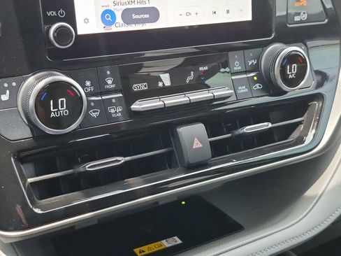 Used 2024 Toyota Highlander XLE FWD image 20