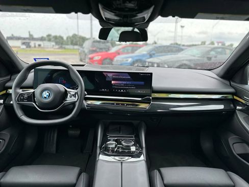 Used 2024 BMW i5 eDrive40i image 12
