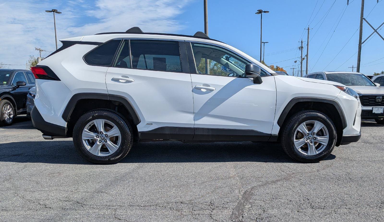 Used 2022 Toyota RAV4 LE AWD/4WD image 6