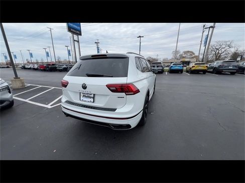 Used 2023 Volkswagen Tiguan SE R-Line image 7
