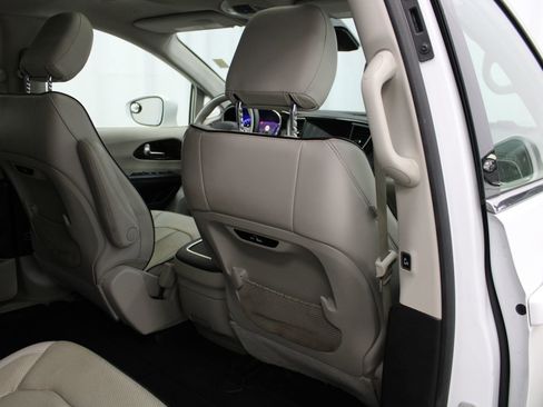 Used 2021 Chrysler Pacifica Limited w/ Premium & Safety Sphere Group AWD/4WD image 24