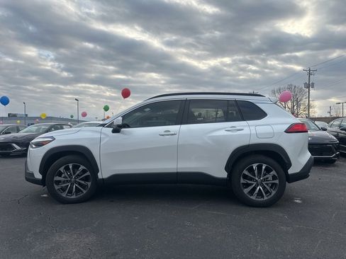 Used 2023 Toyota Corolla Cross XLE w/ Convenience Package image 10