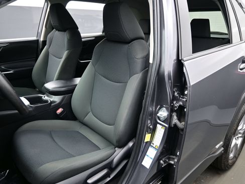 Used 2022 Toyota RAV4 LE AWD/4WD image 11