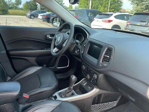 Used 2021 Jeep Compass Latitude FWD image 2