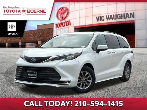 Used 2024 Toyota Sienna XLE image 1