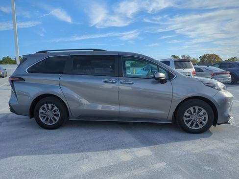 Used 2026 Toyota Sienna XLE image 4