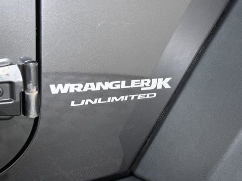 Used 2018 Jeep Wrangler Unlimited Rubicon w/ Dual Top Group AWD/4WD image 12