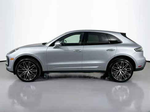 Certified 2025 Porsche Macan image 2