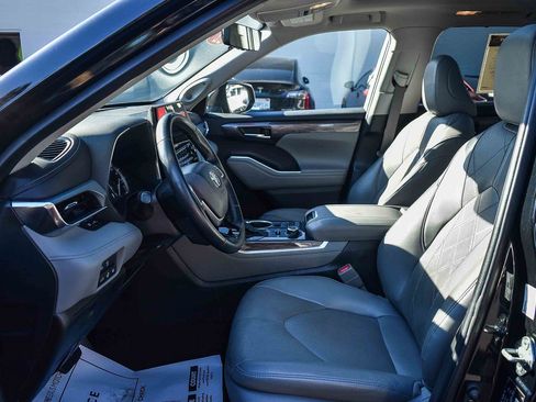 Used 2022 Toyota Highlander Platinum image 16