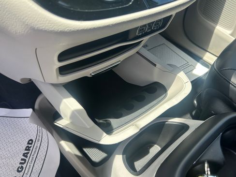 Used 2024 Chrysler Pacifica Touring-L FWD image 26