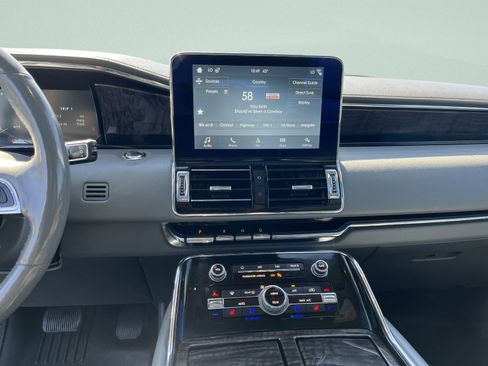 Used 2019 Lincoln Navigator Reserve image 17