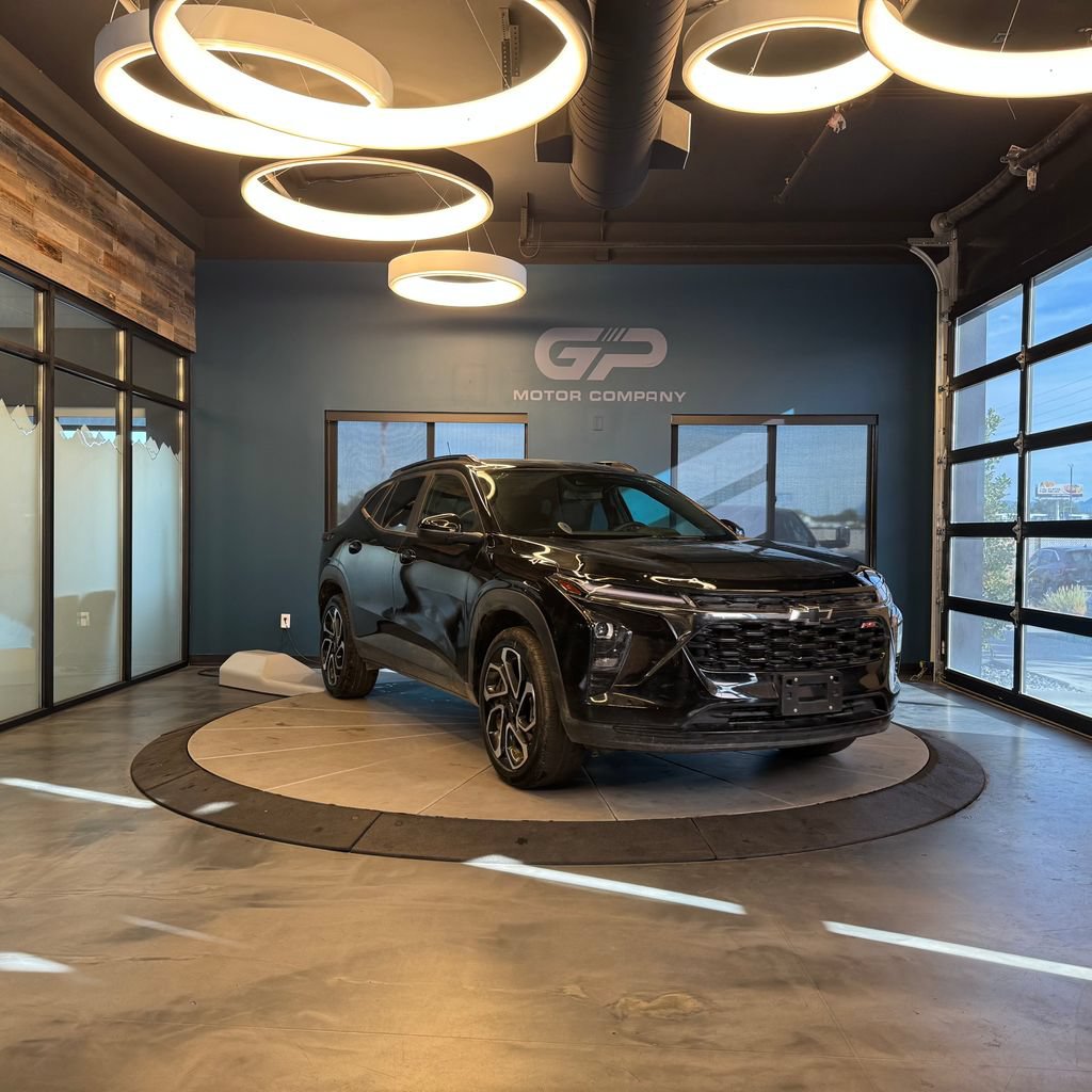 Used 2025 Chevrolet Trax RS w/ Sunroof Package FWD image 1