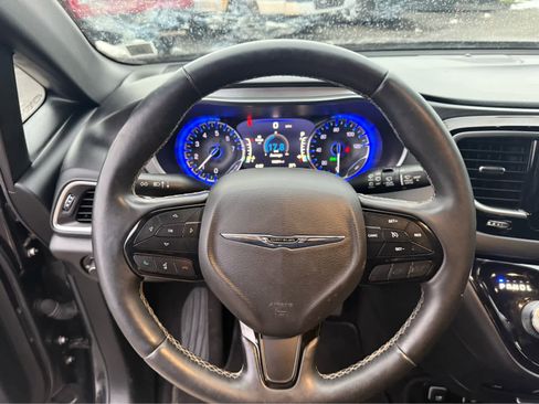 Used 2018 Chrysler Pacifica Touring-L Plus w/ S Appearance Package image 9