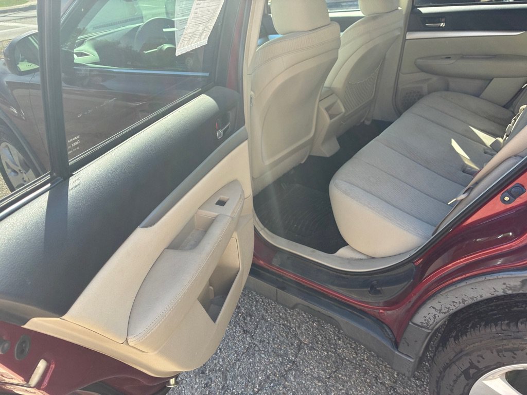 Used 2011 Subaru Outback 2.5i Premium w/ All-Weather Pkg AWD/4WD image 10