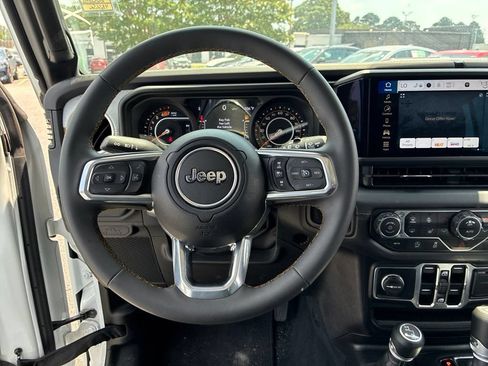 Used 2025 Jeep Wrangler Unlimited Sahara AWD/4WD image 22