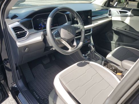 Used 2025 Volkswagen Taos SE w/ Panoramic Sunroof Package image 20