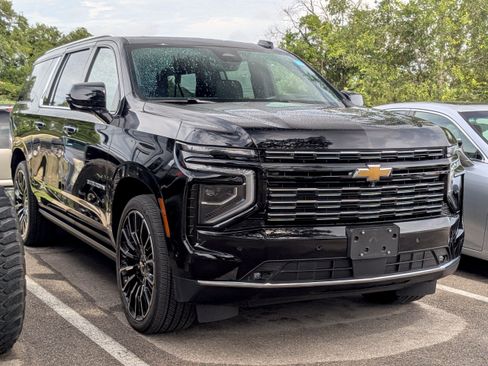 Used 2025 Chevrolet Suburban High Country AWD/4WD image 1