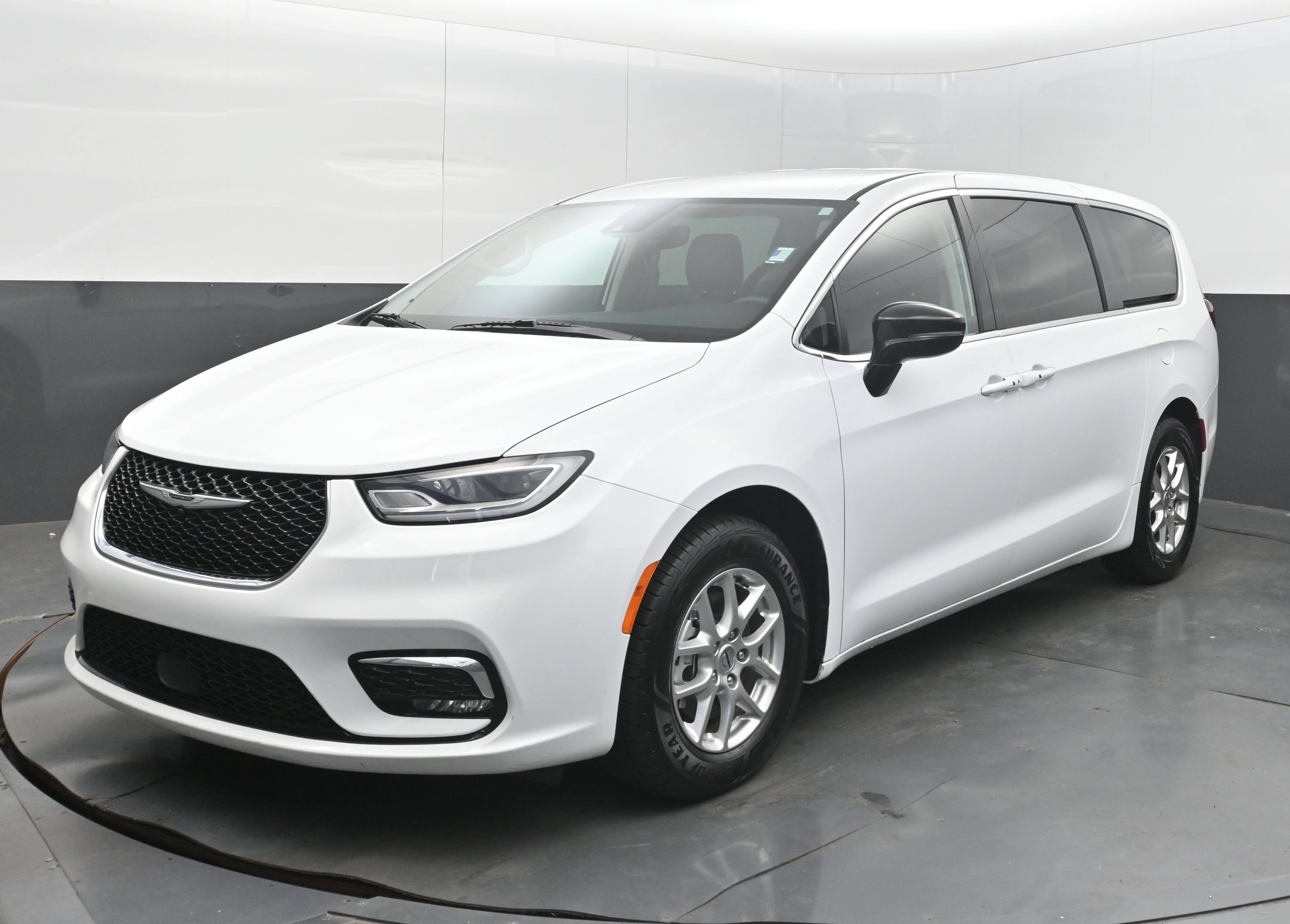 Used 2024 Chrysler Pacifica Touring-L FWD image 4