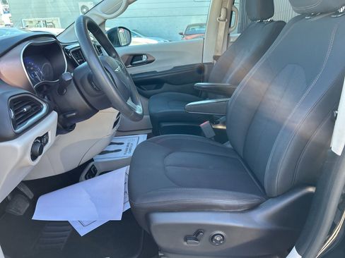 Used 2017 Chrysler Pacifica Touring w/ Tire & Wheel Group image 22