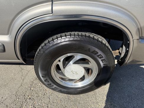 Used 2000 Chevrolet Blazer LT w/ LT Preferred Equipment Group image 16