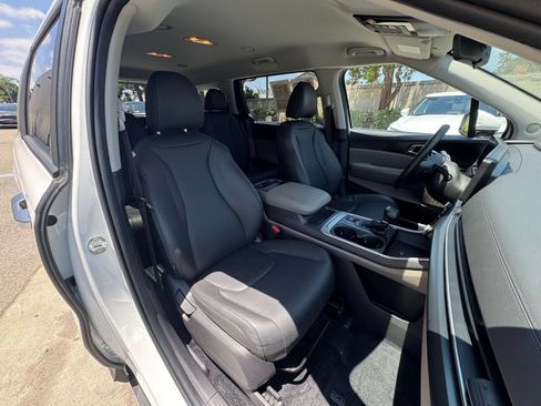 Used 2026 Kia Carnival FWD image 39