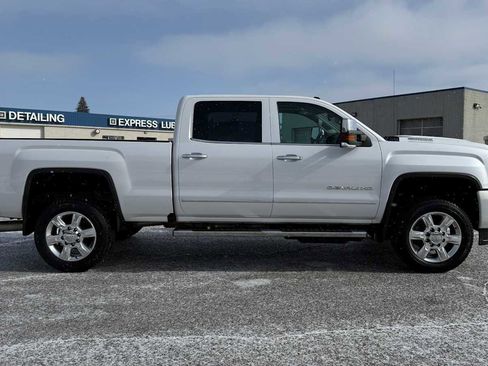 Used 2019 GMC Sierra 2500 Denali w/ Duramax Plus Package image 3