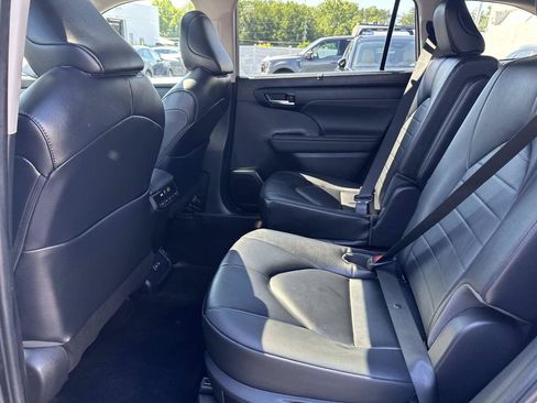 Used 2023 Toyota Highlander XLE AWD/4WD image 29