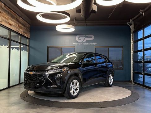 Used 2025 Chevrolet Trax LS w/ LS Convenience Package image 7