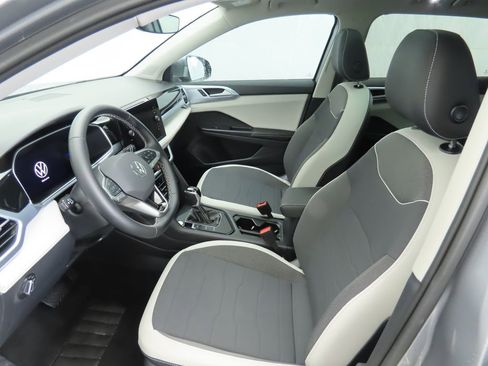 Certified 2025 Volkswagen Taos SE w/ Panoramic Sunroof Package image 17