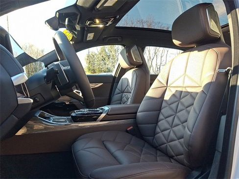 Used 2025 BMW 740i xDrive w/ Premium Package image 12