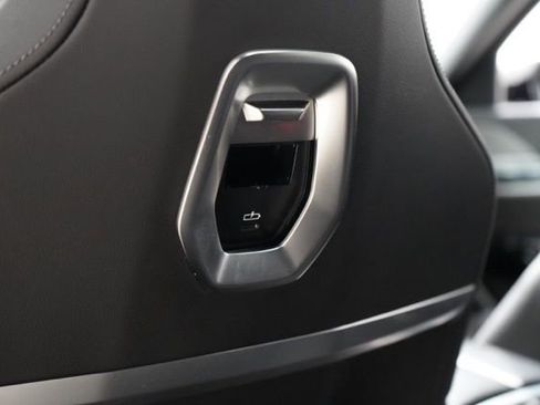 Used 2025 BMW 740i xDrive image 34