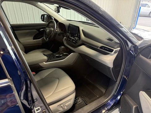 Used 2021 Toyota Highlander XLE AWD/4WD image 27