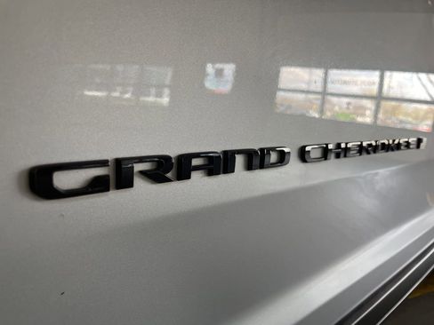 Used 2024 Jeep Grand Cherokee L Laredo image 12