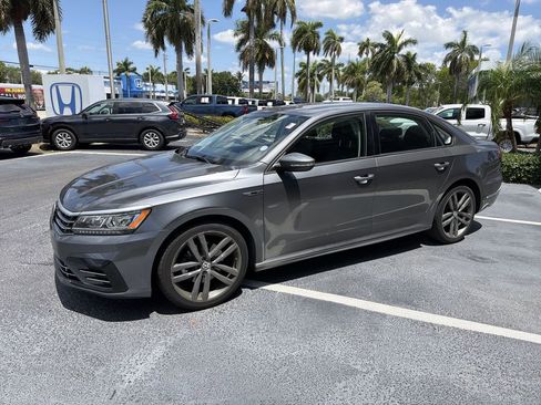 Used 2018 Volkswagen Passat 2.0T R-Line w/ R-Line Lighting Package FWD image 4
