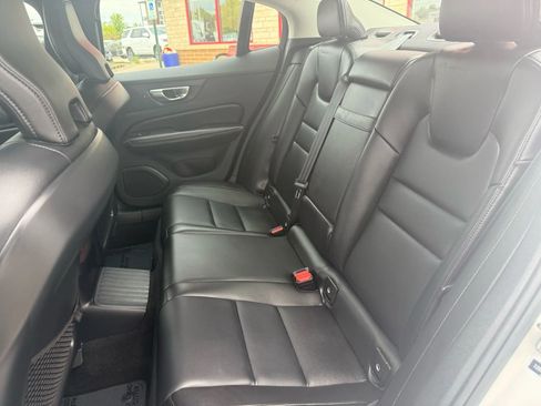 Used 2022 Volvo S60 T8 R-Design Expression image 8