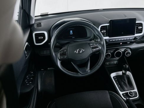 Used 2025 Hyundai Venue Limited image 17