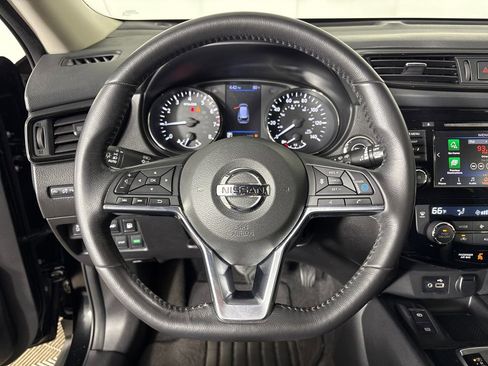 Used 2019 Nissan Rogue SV w/ Premium Package image 16