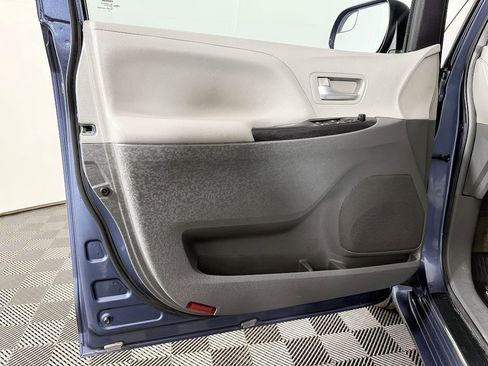 Used 2017 Toyota Sienna LE AWD/4WD image 26