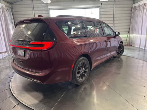 Used 2021 Chrysler Pacifica Touring-L w/ Premium & Safety Sphere Group FWD image 5