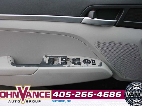 Used 2020 Hyundai Elantra SE image 23