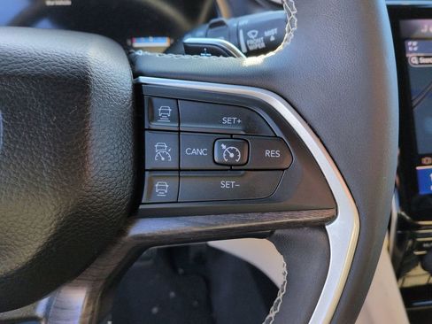 Used 2023 Jeep Grand Cherokee Limited w/ Luxury Tech Group II image 20