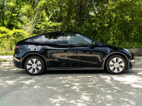 Used 2023 Tesla Model Y Long Range AWD/4WD image 10