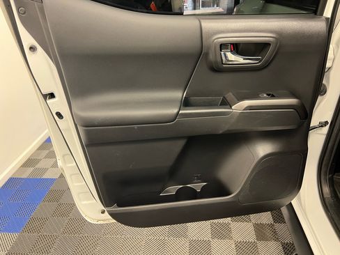 Used 2022 Toyota Tacoma TRD Off-Road w/ Technology Package image 9