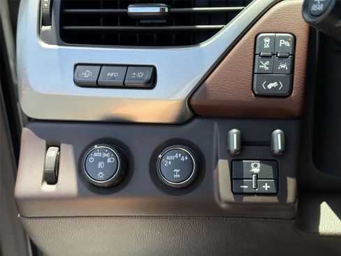 Used 2018 Chevrolet Suburban Premier AWD/4WD image 39