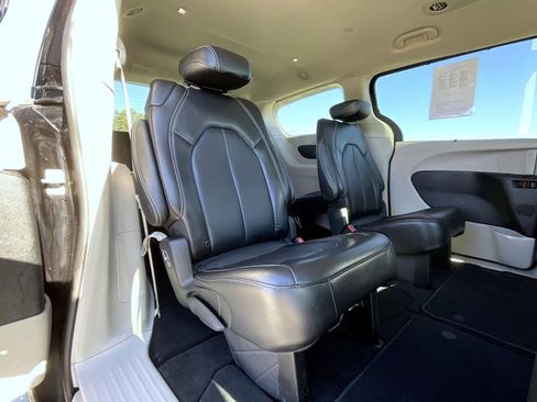 Used 2024 Chrysler Pacifica Touring-L image 18