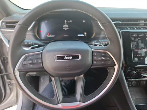 Used 2025 Jeep Grand Cherokee Altitude AWD/4WD image 14