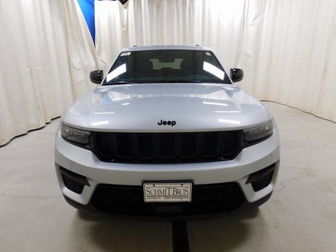 New 2025 Jeep Grand Cherokee Altitude image 4